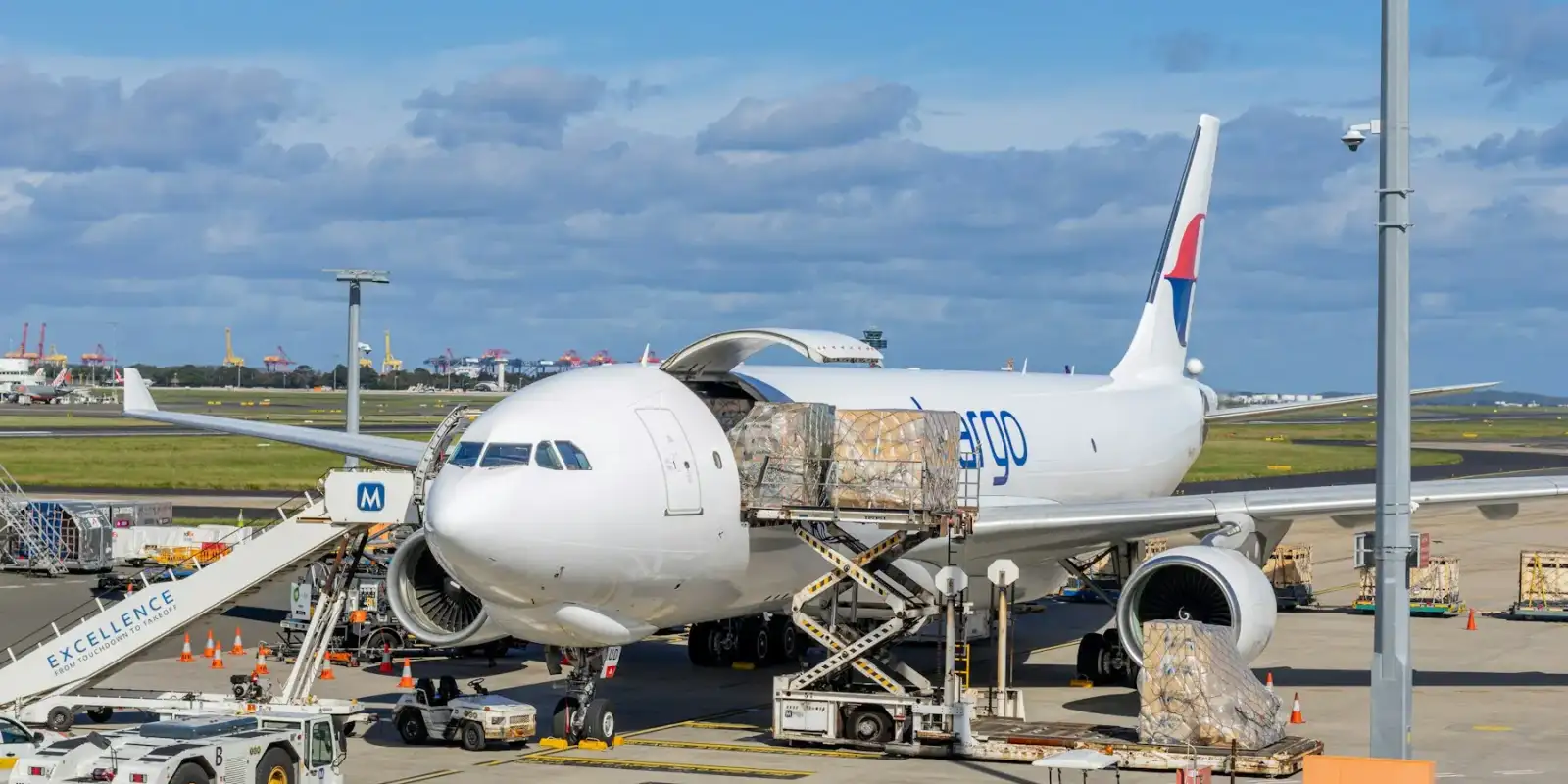 Avión de carga cargando pallets con cajas