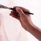Mano pintando un cuadro