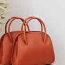 Carteras de cuero sobre una mesa
