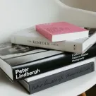 Libros apilados sobre una silla