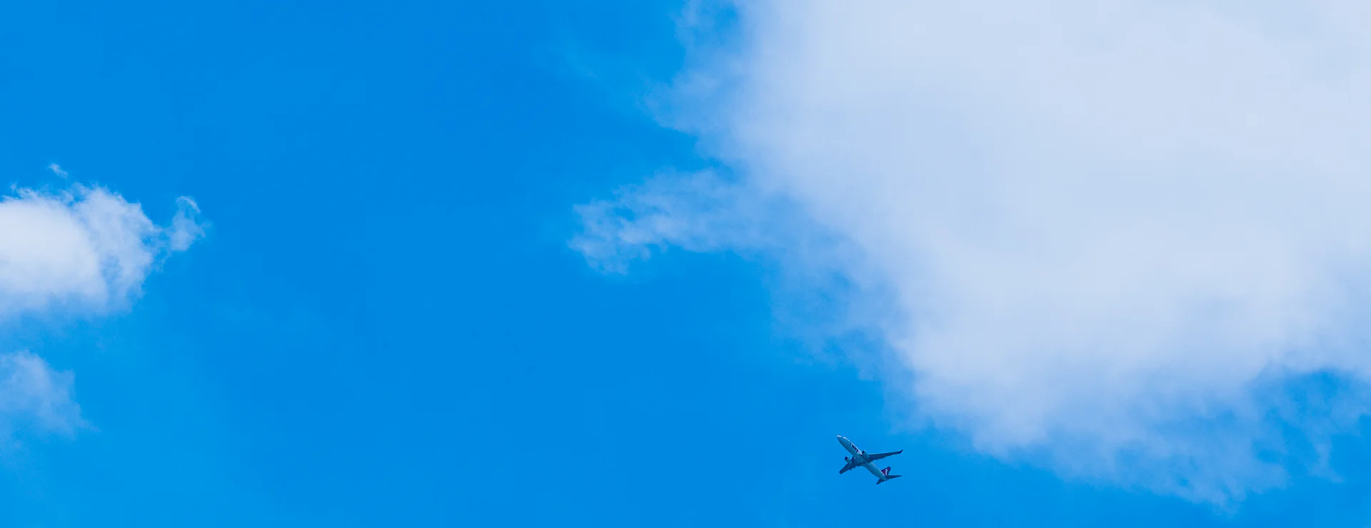 Avión en el cielo