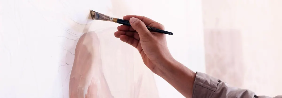 Mano pintando un cuadro