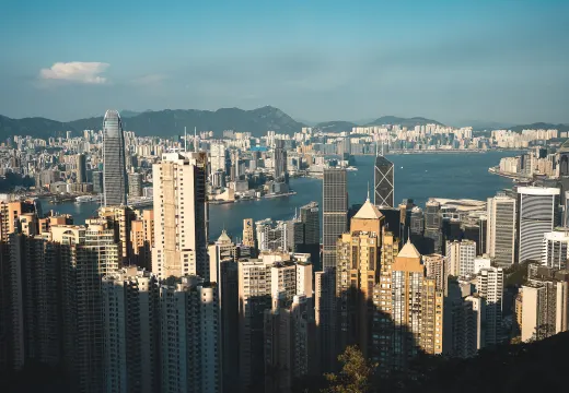 Los rascacielos de Hong Kong y la bahía Victoria vistos desde las alturas