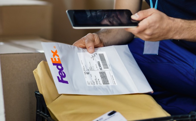 Imagen de una persona recibiendo un documento de FedEx