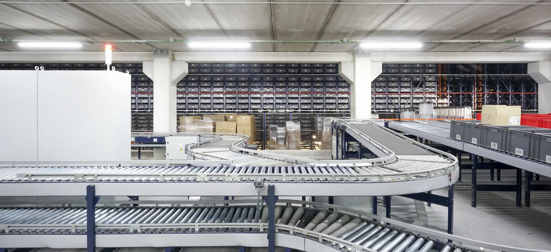 Centro de distribución con cintas transportadoras y cajas
