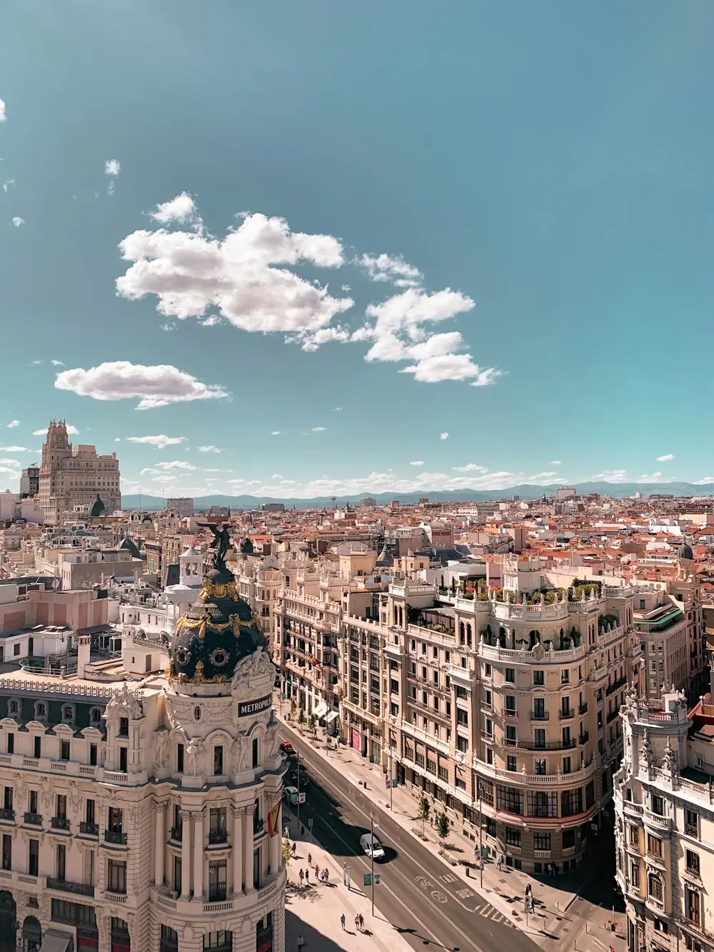 Edificio Metrópolis y la Gran Vía de Madrid