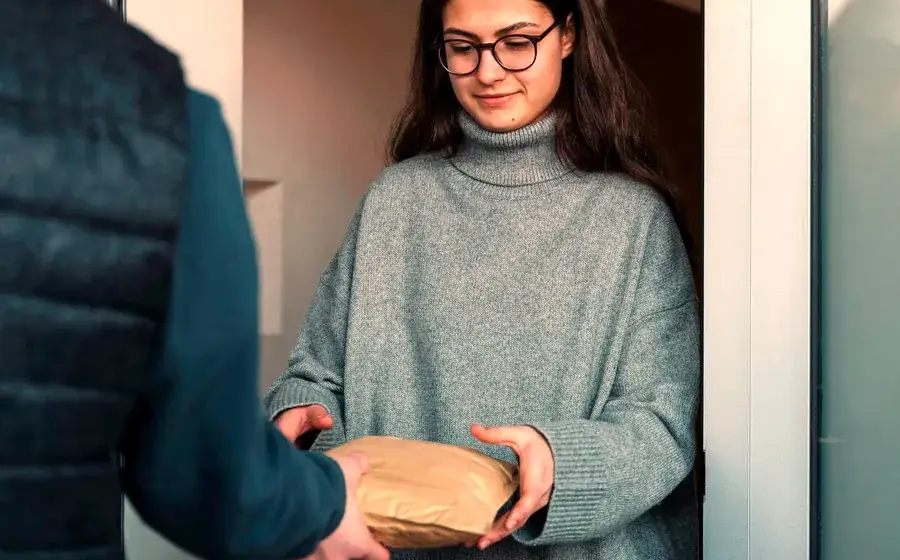 Clienta recibiendo un sobre de documentos