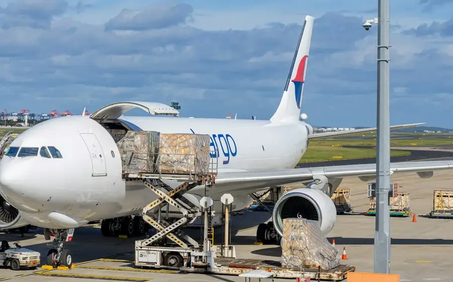 Avión de carga cargando pallets con cajas
