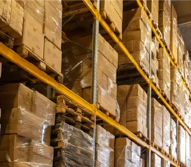 Cajas apiladas en un depósito
