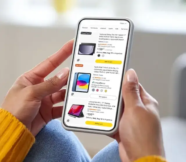 Persona comprando online desde el celular