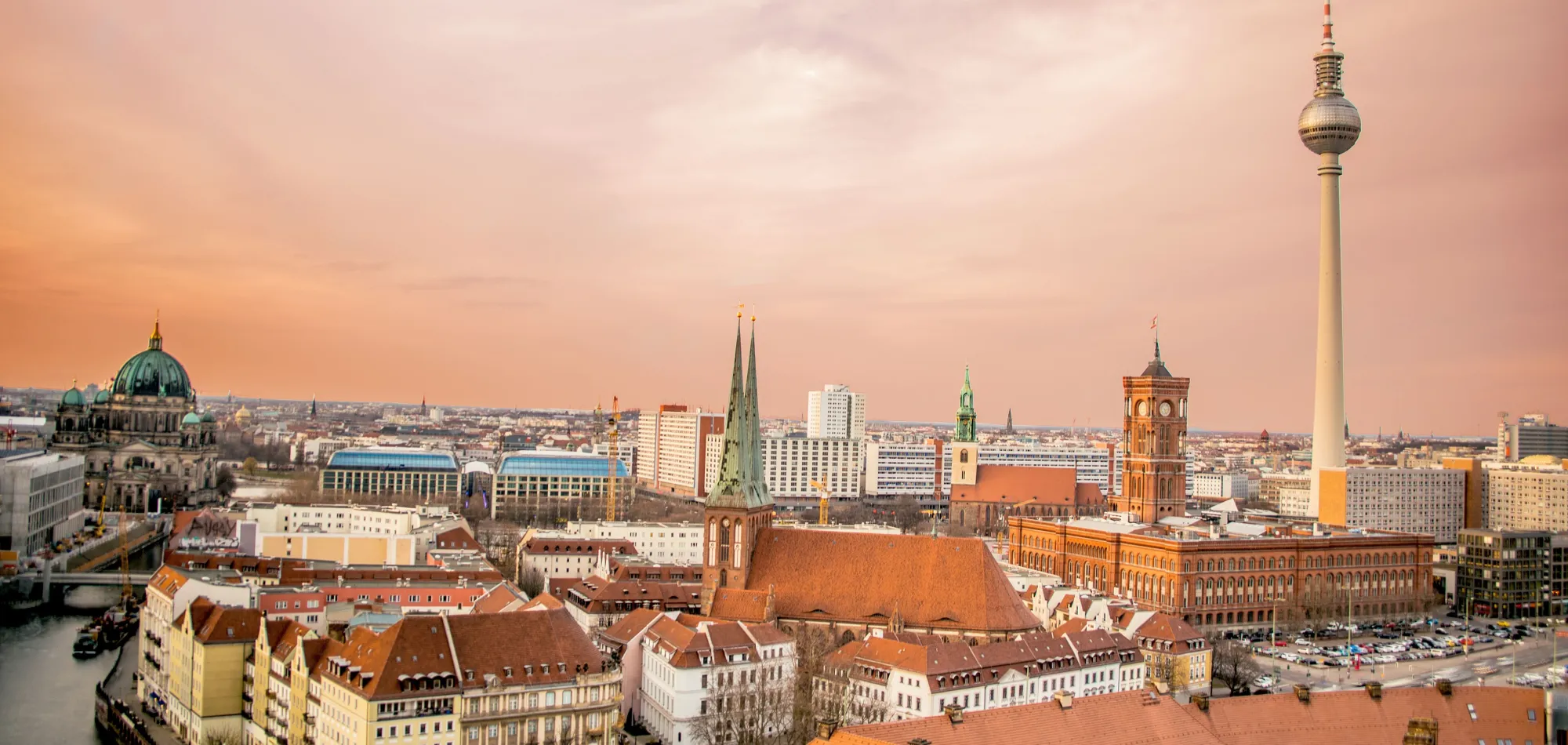 Berlín desde las alturas al atardecer, con la torre de televisión y el Ayuntamiento Rojo