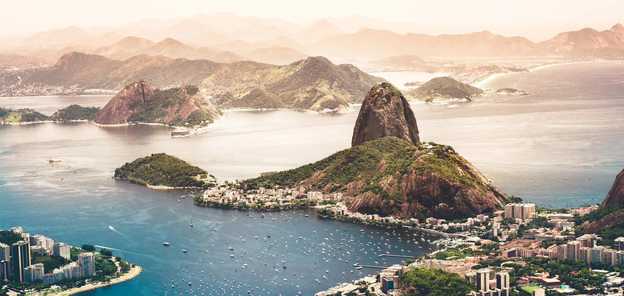 Vista aérea de Río de Janeiro con el Pan de Azúcar