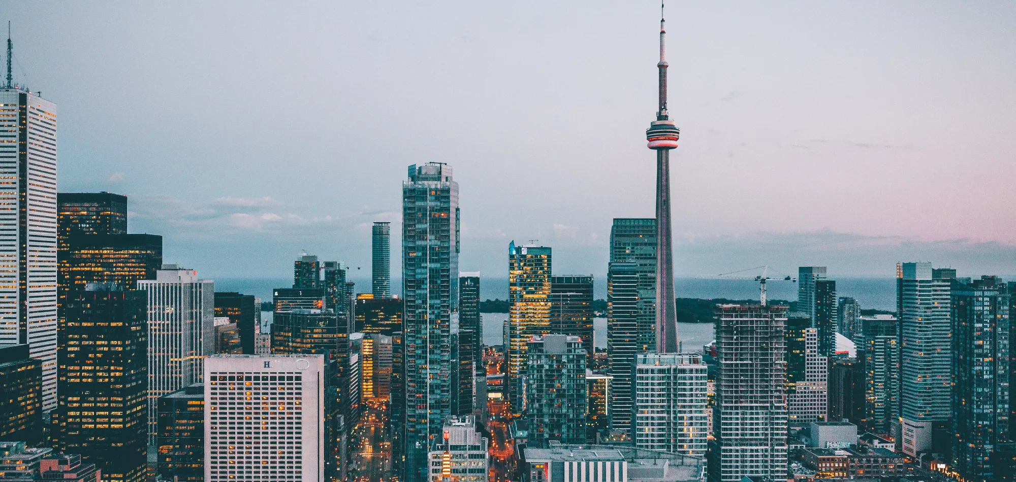 Los rascacielos de Toronto y la Torre CN vistos desde las alturas