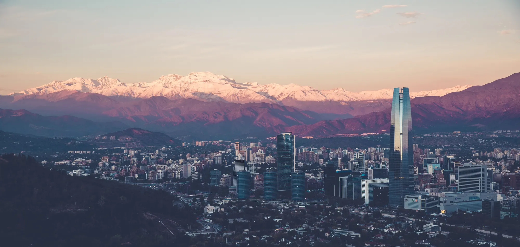 Santiago de Chile al atardecer, con la cordillera de los Andes nevada