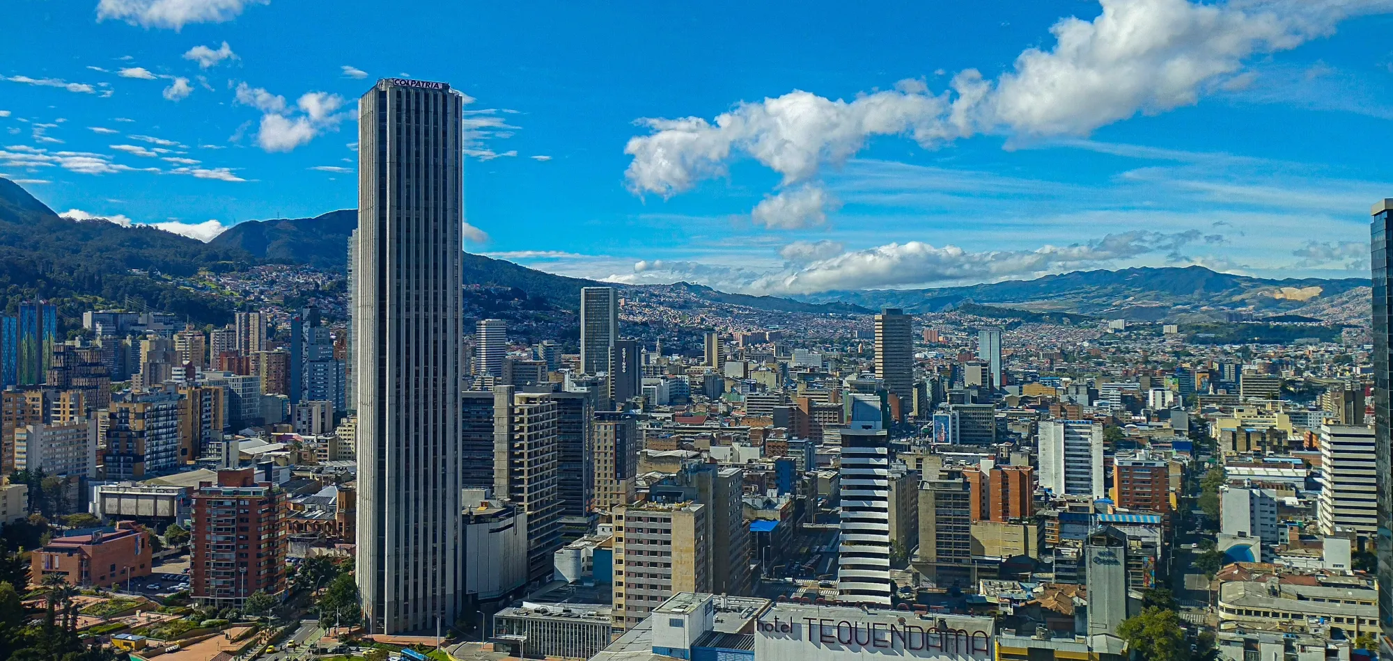 Vista aérea del centro de Bogotá con la Torre Colpatria y los cerros