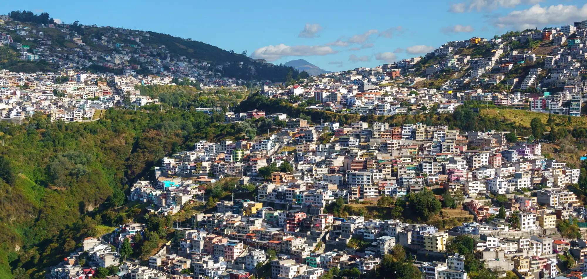 Barrios de Quito sobre las laderas de la cordillera, vistos desde las alturas