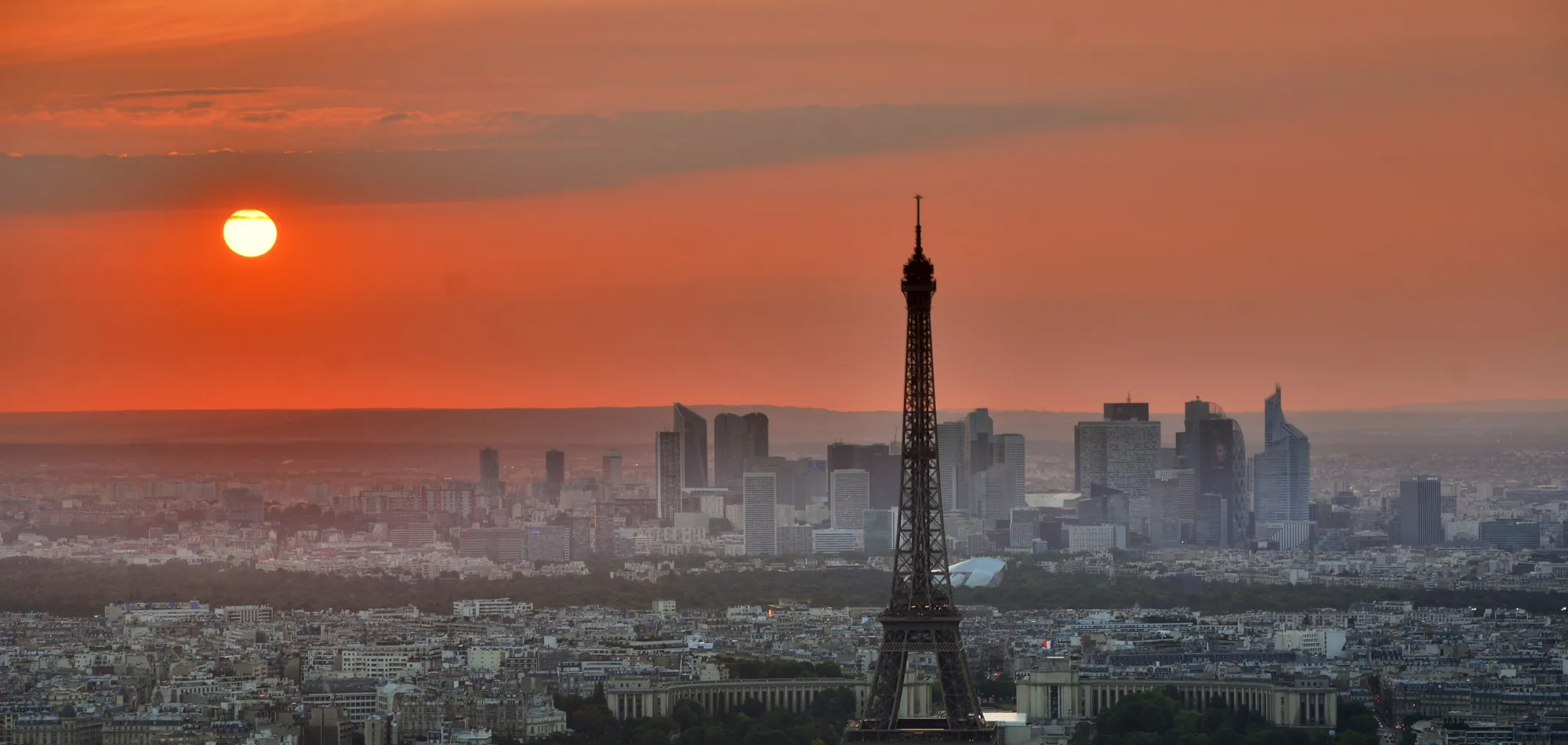 París desde las alturas al atardecer, con la Torre Eiffel