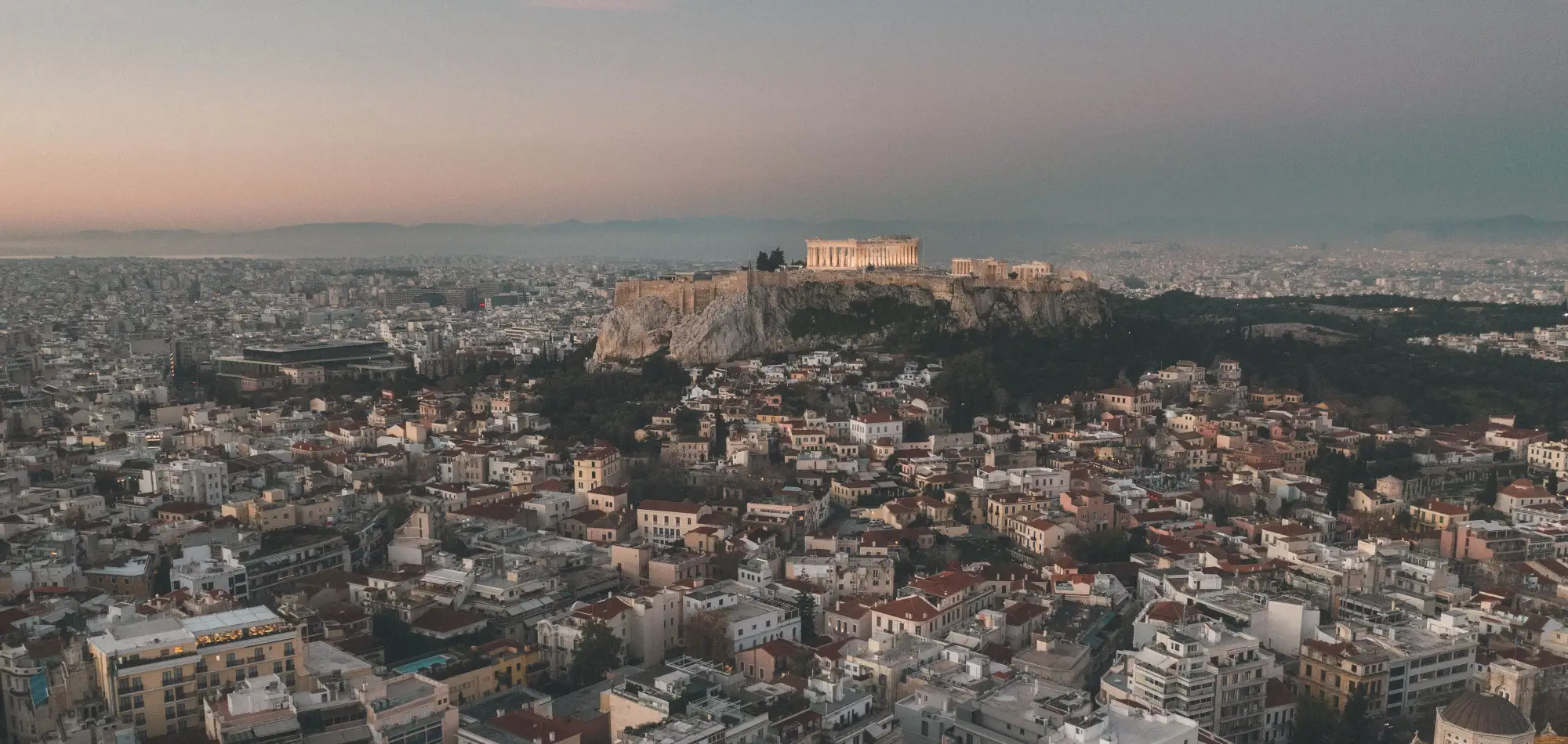 La Acrópolis y la ciudad de Atenas al atardecer, vistas desde las alturas