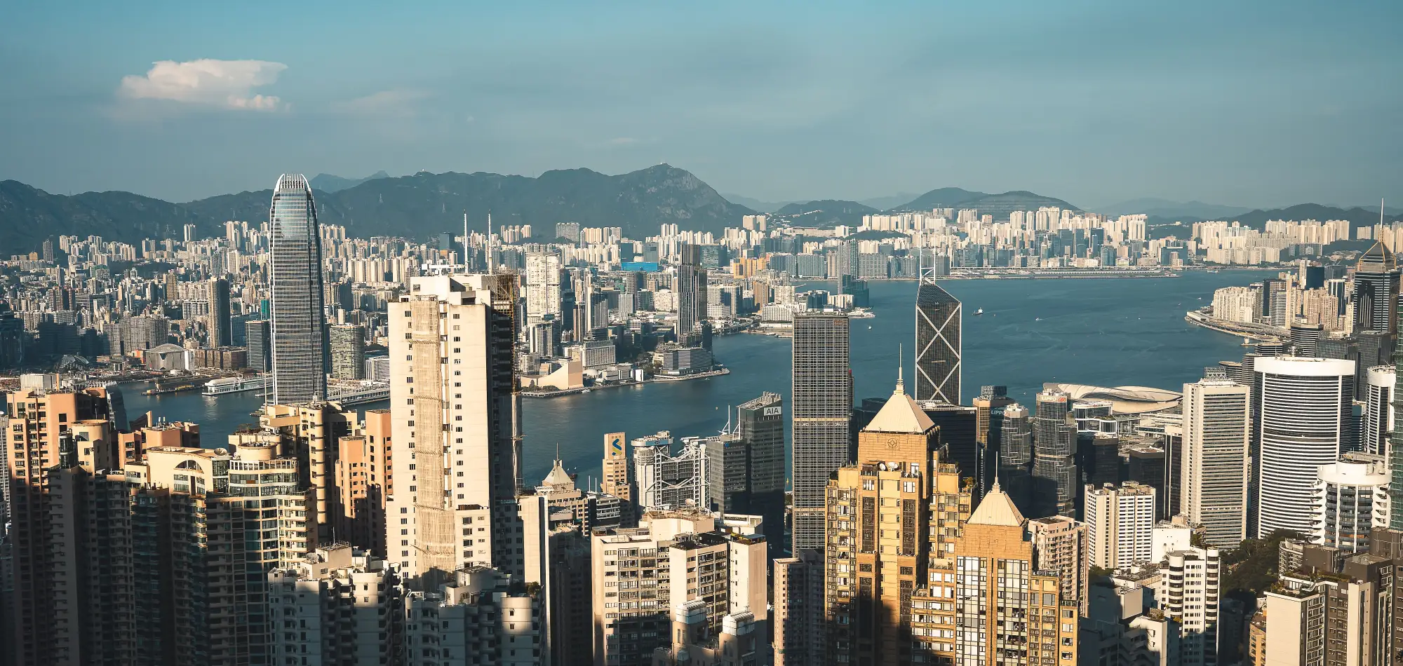 Los rascacielos de Hong Kong y la bahía Victoria vistos desde las alturas