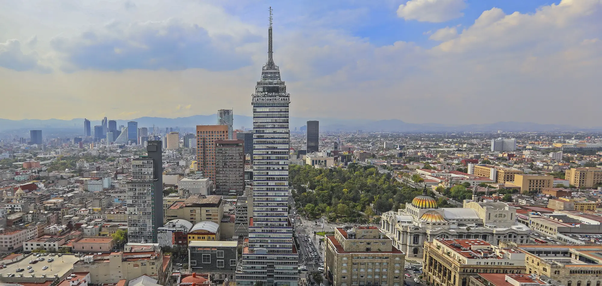 Vista aérea de Ciudad de México con la Torre Latinoamericana