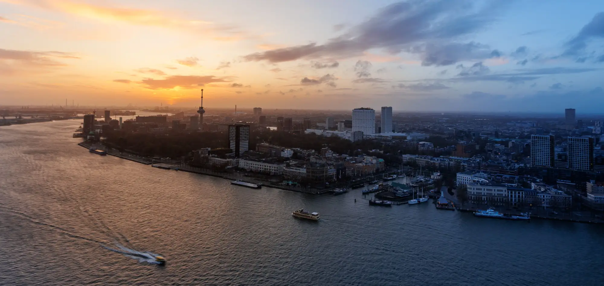 Róterdam y el río Mosa al atardecer, vistos desde las alturas