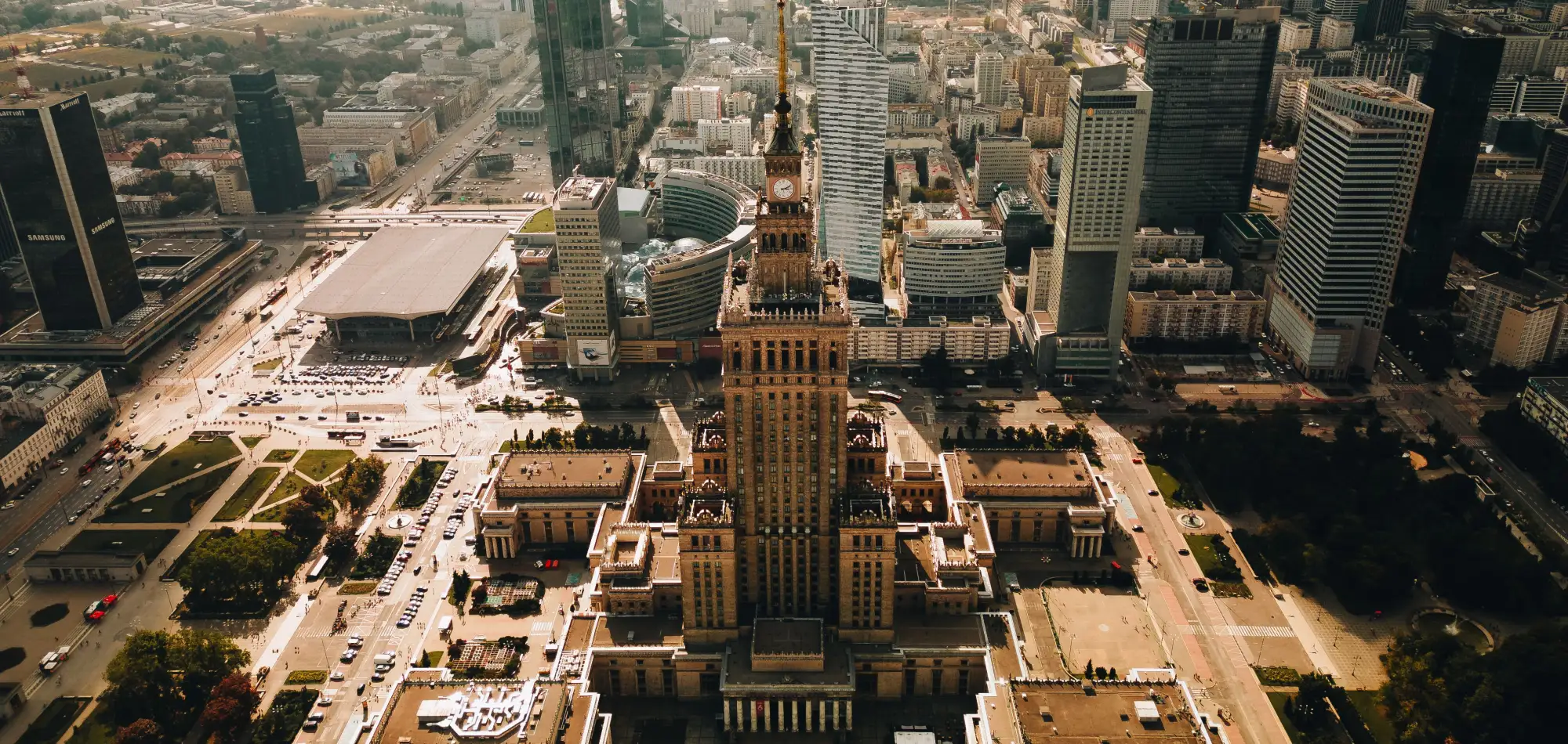 El Palacio de la Cultura y los rascacielos de Varsovia vistos desde las alturas
