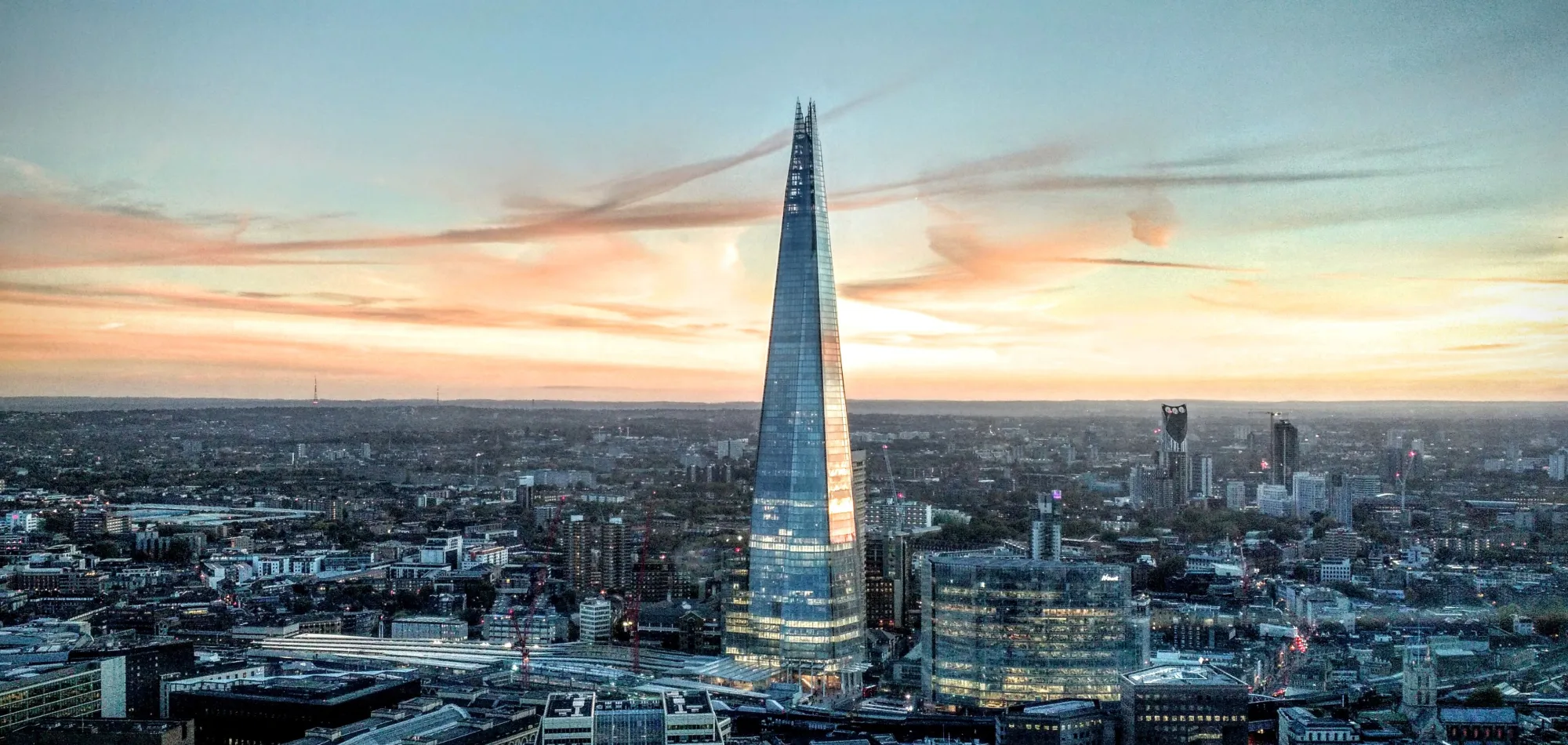 Londres desde las alturas al atardecer, con el rascacielos The Shard