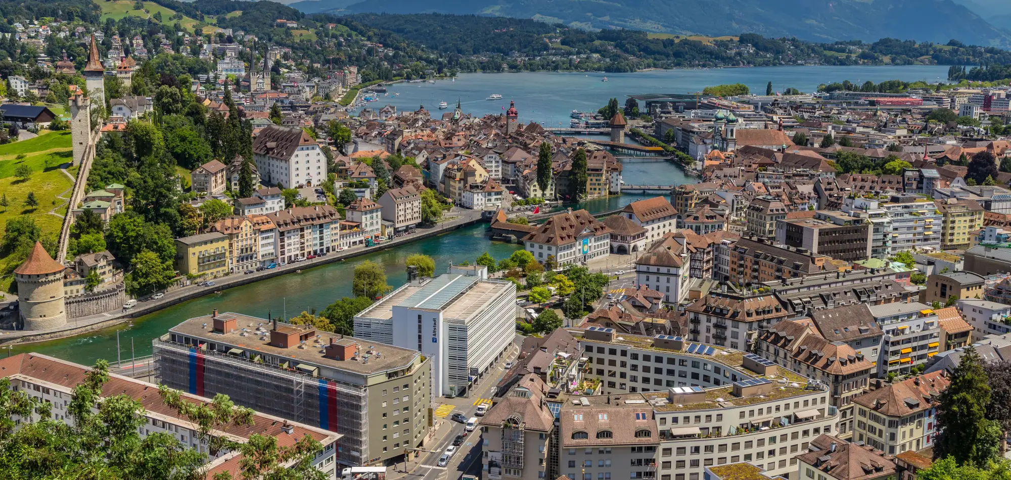 Lucerna, su lago y las montañas vistos desde las alturas