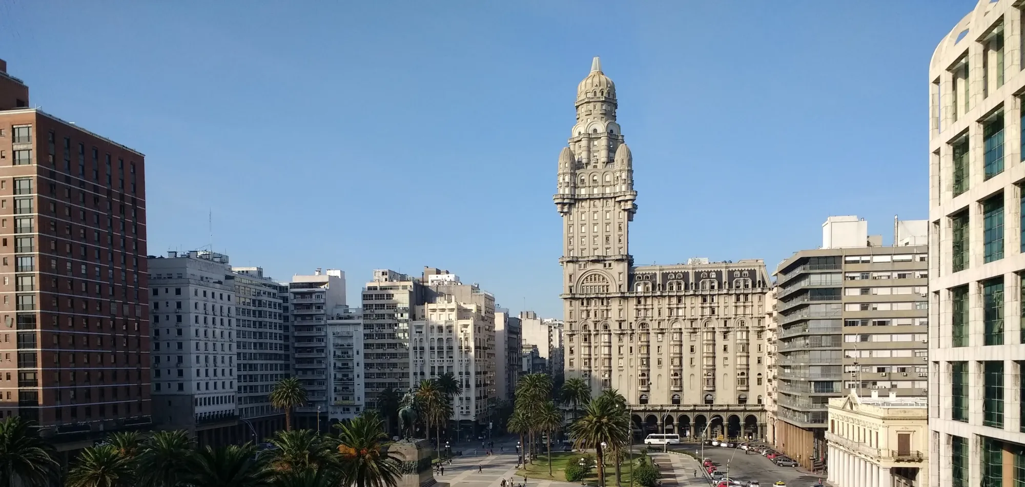 La Plaza Independencia de Montevideo y el Palacio Salvo vistos desde arriba