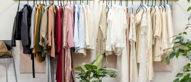 Una caja que contiene prendas de vestir