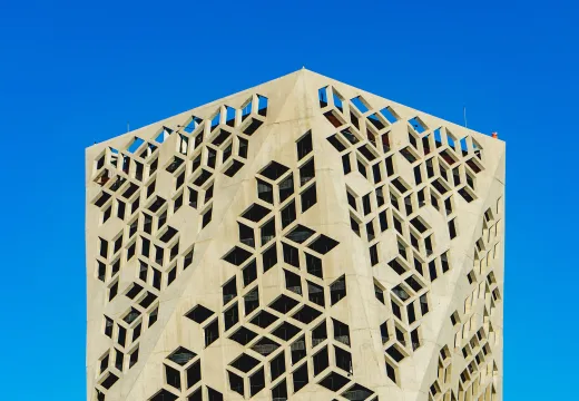 Torre del Centro Cívico de Córdoba sobre el cielo azul