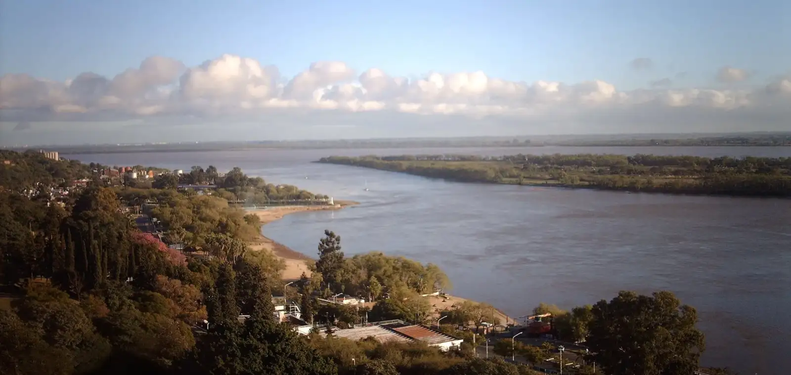 El río Paraná desde la costa de Paraná, Entre Ríos