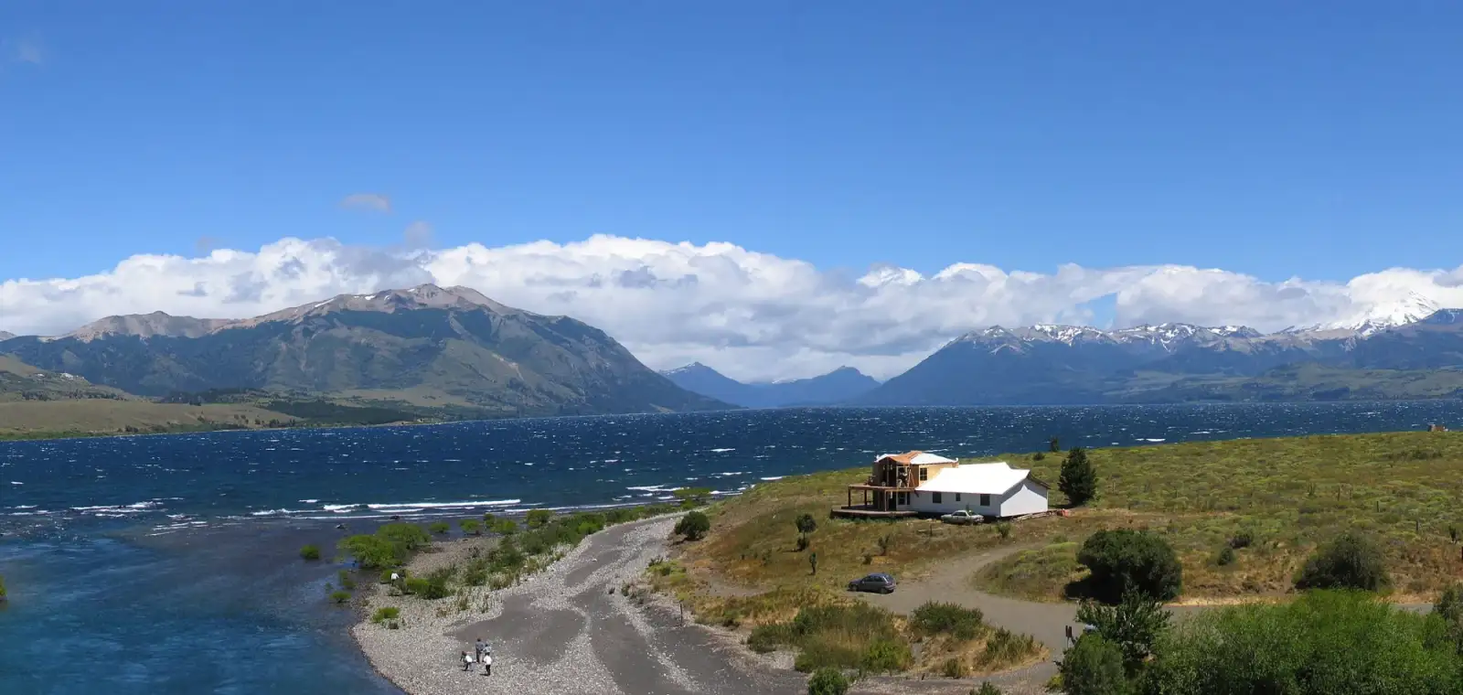Lago y cordillera en el Parque Nacional Lanín, Neuquén