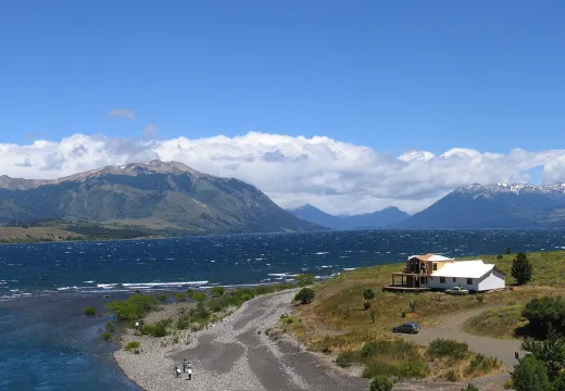 Lago y cordillera en el Parque Nacional Lanín, Neuquén