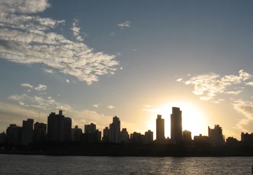 Rosario al atardecer, desde el río Paraná, Santa Fe