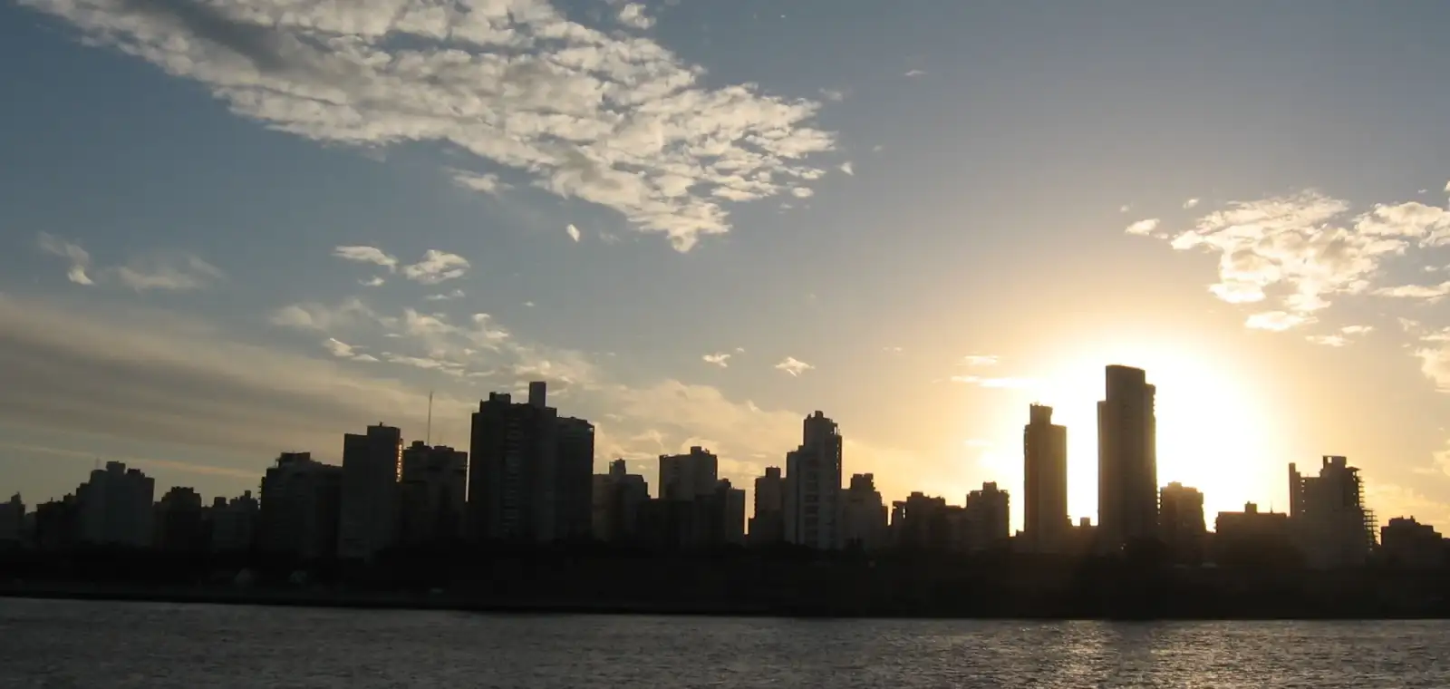 Rosario al atardecer, desde el río Paraná, Santa Fe