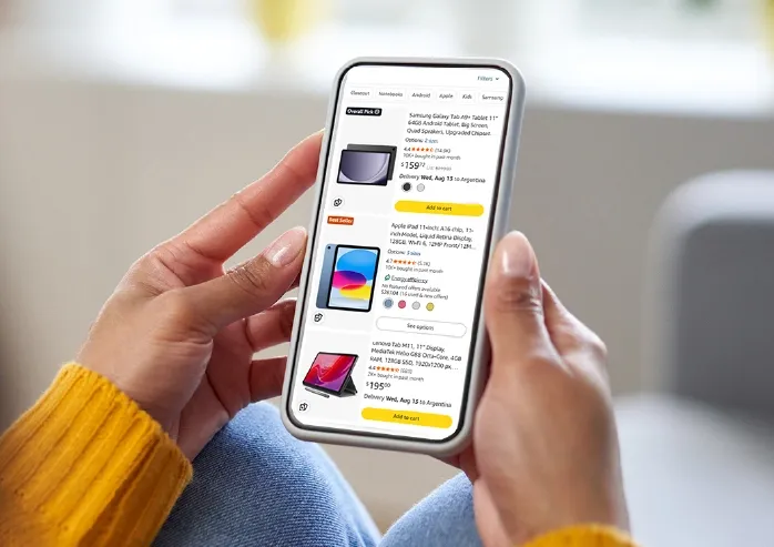 Imagen de una mujer viendo productos en Amazon a través de un celular